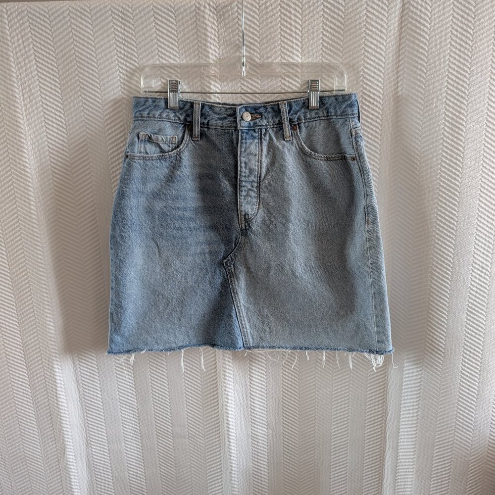 Old Navy Two-Tone Blue Jean Mini Skirt Frayed Hem Size 10 Denim Streetwear - Picture 2 of 7